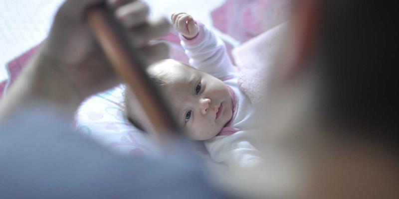 手机后盖玻璃碎裂怎么办？维修还是更换？数码回收专家解析不同材质处理方案